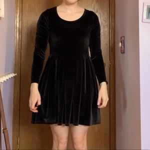 Black velvet aritzia talula dress